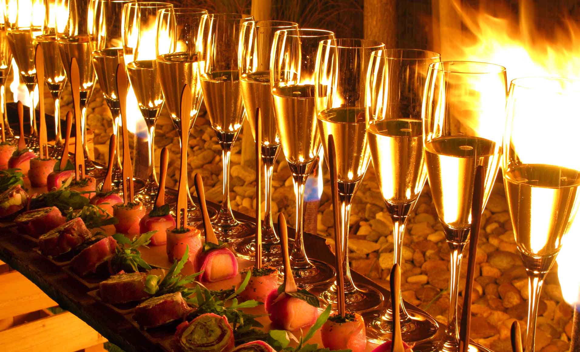 Aperitifbuffet im Fackelschein