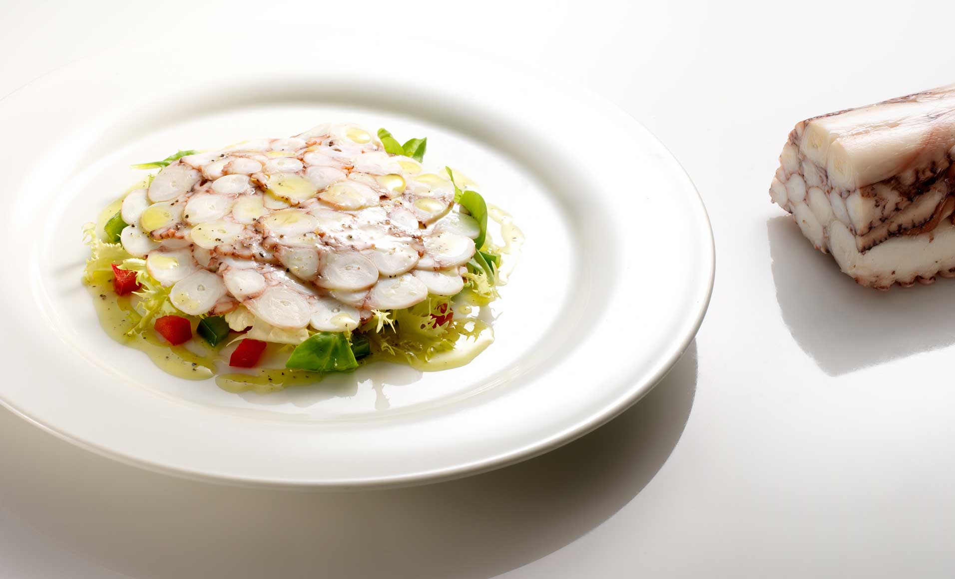 Carpaccio vom Octopus in leichter Olivenöl-Zitronen-Marinade